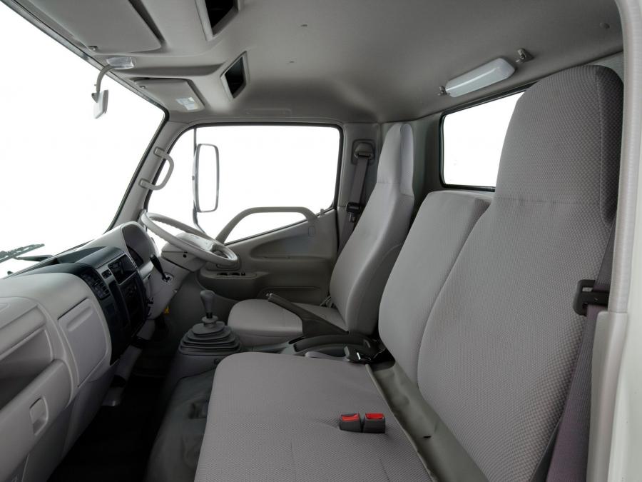 Интерьер Hino 300-714 Hybrid 2007 года  (фото 11 из 16)